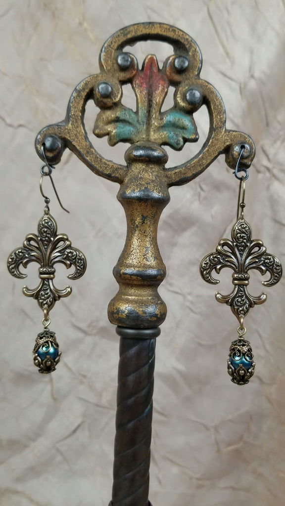 Video: Fleur Earrings in Iridescent Tahitian Pearl and Antiqued Brass by Rabbitwood and Reason